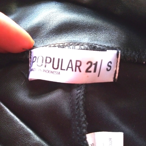 Black faux leather leggings/ skinny pants by "Popular 21." - Picture 5 of 5